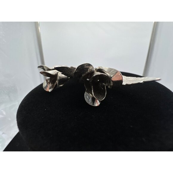 Silver Rosebud Brooch Pin With Textured Leaf Design - Picture 7 of 8